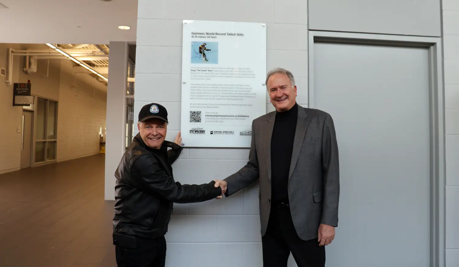 Doug Hunt and Mayor Kevin Davis shaking hands
